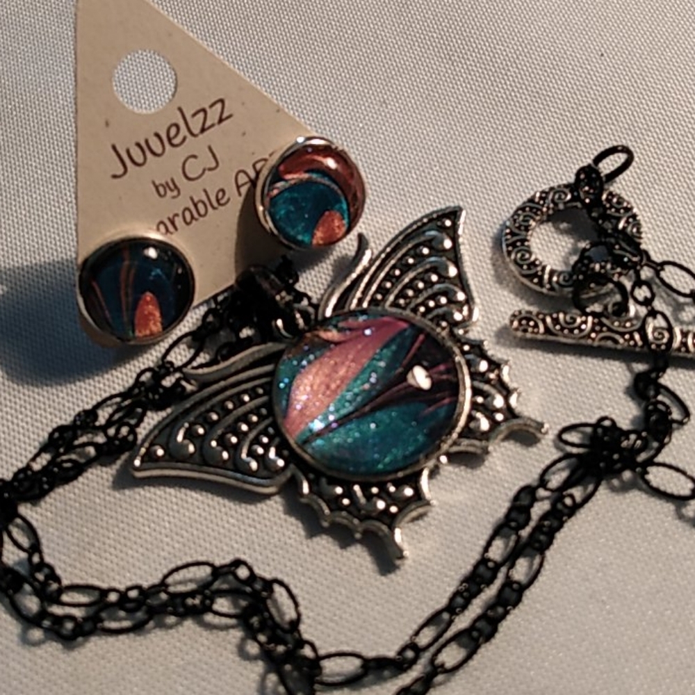 Jewlery necklace and matching earringspp